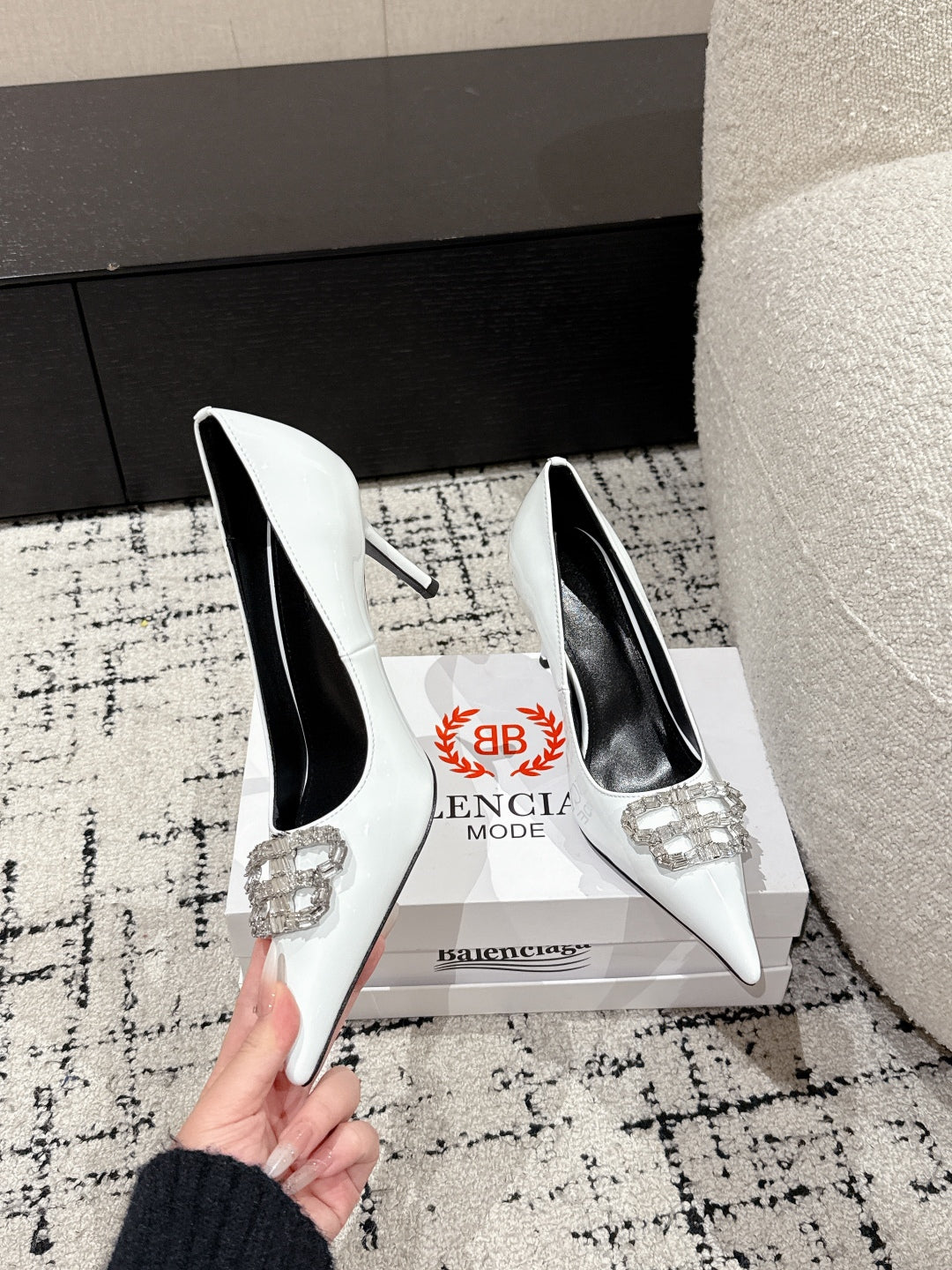 POINTED HIGH PUMPS IN WHITE PATENT CALFSKIN WITH CRYSTAL BUCKLE - 34