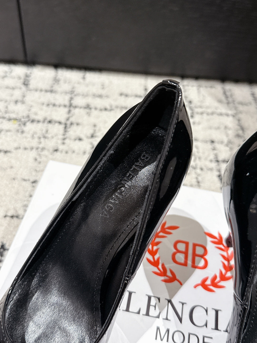 POINTED HIGH PUMPS IN BLACK PATENT CALFSKIN WITH CRYSTAL BUCKLE - 34