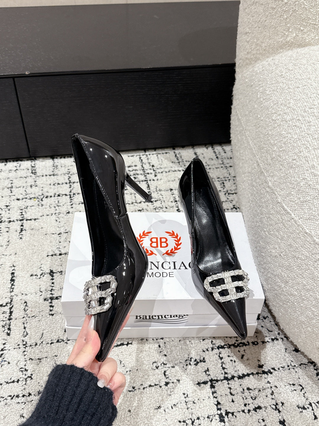 POINTED HIGH PUMPS IN BLACK PATENT CALFSKIN WITH CRYSTAL BUCKLE - 34