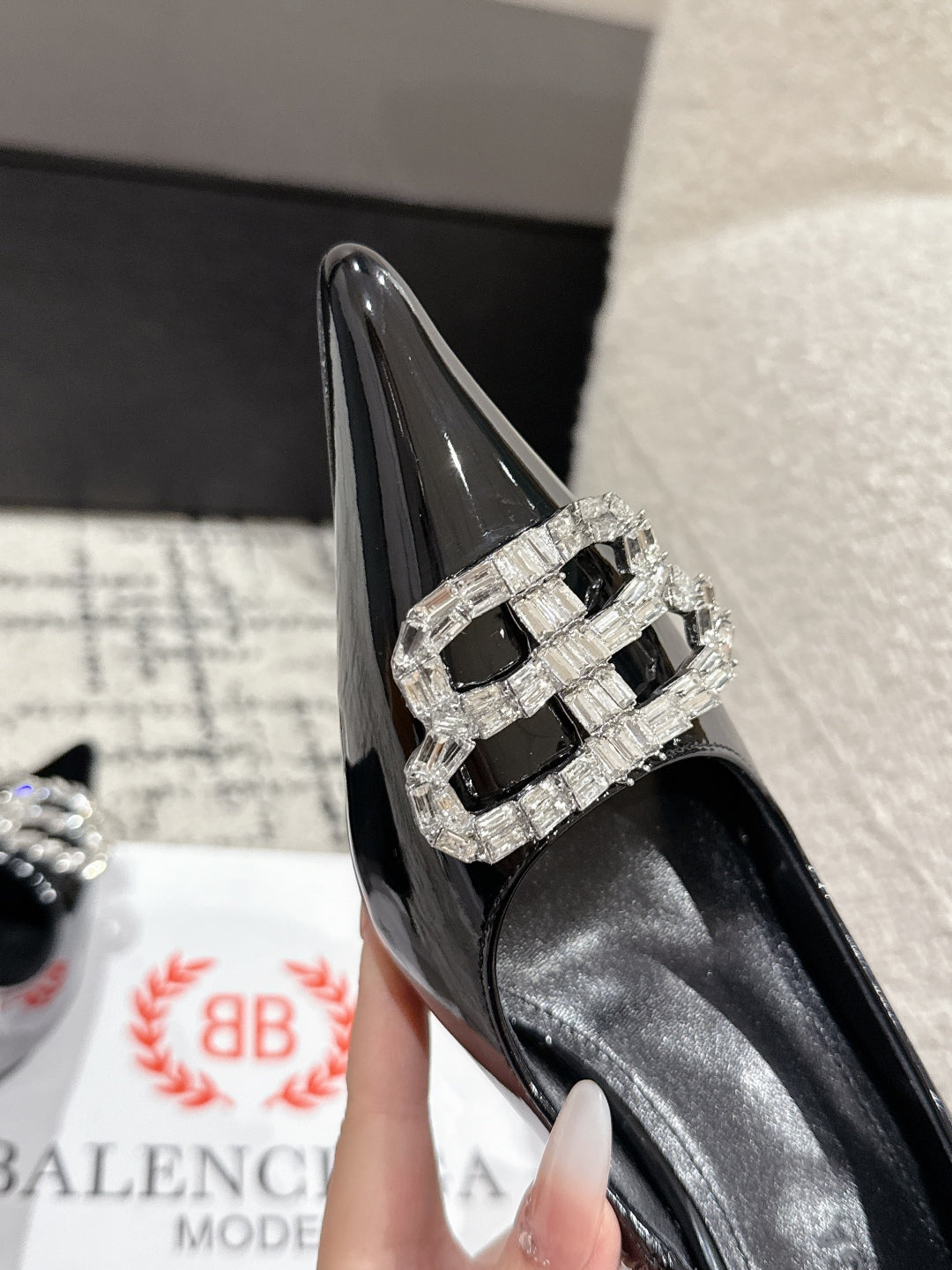 POINTED HIGH PUMPS IN BLACK PATENT CALFSKIN WITH CRYSTAL BUCKLE - 34