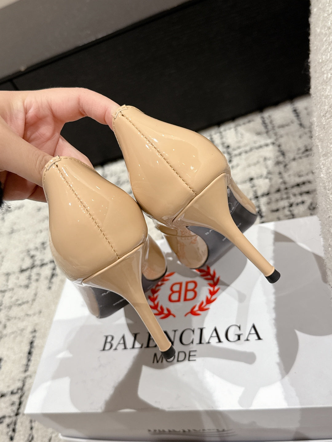 POINTED HIGH PUMPS IN LUXE BEIGE PATENT CALFSKIN WITH CRYSTAL BUCKLE - 34