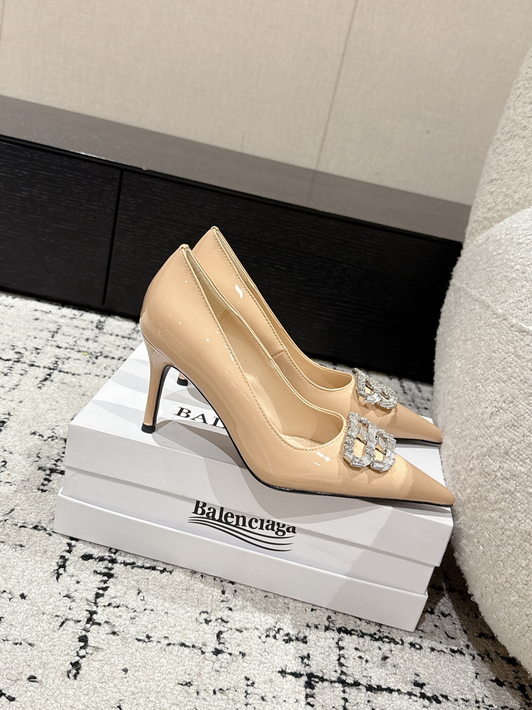 POINTED HIGH PUMPS IN LUXE BEIGE PATENT CALFSKIN WITH CRYSTAL BUCKLE - 34