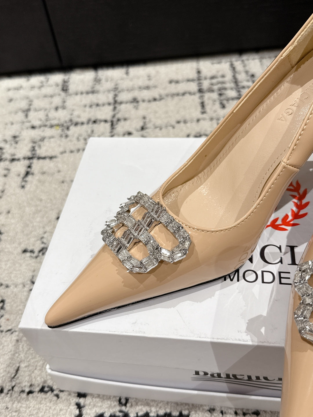 POINTED HIGH PUMPS IN LUXE BEIGE PATENT CALFSKIN WITH CRYSTAL BUCKLE - 34