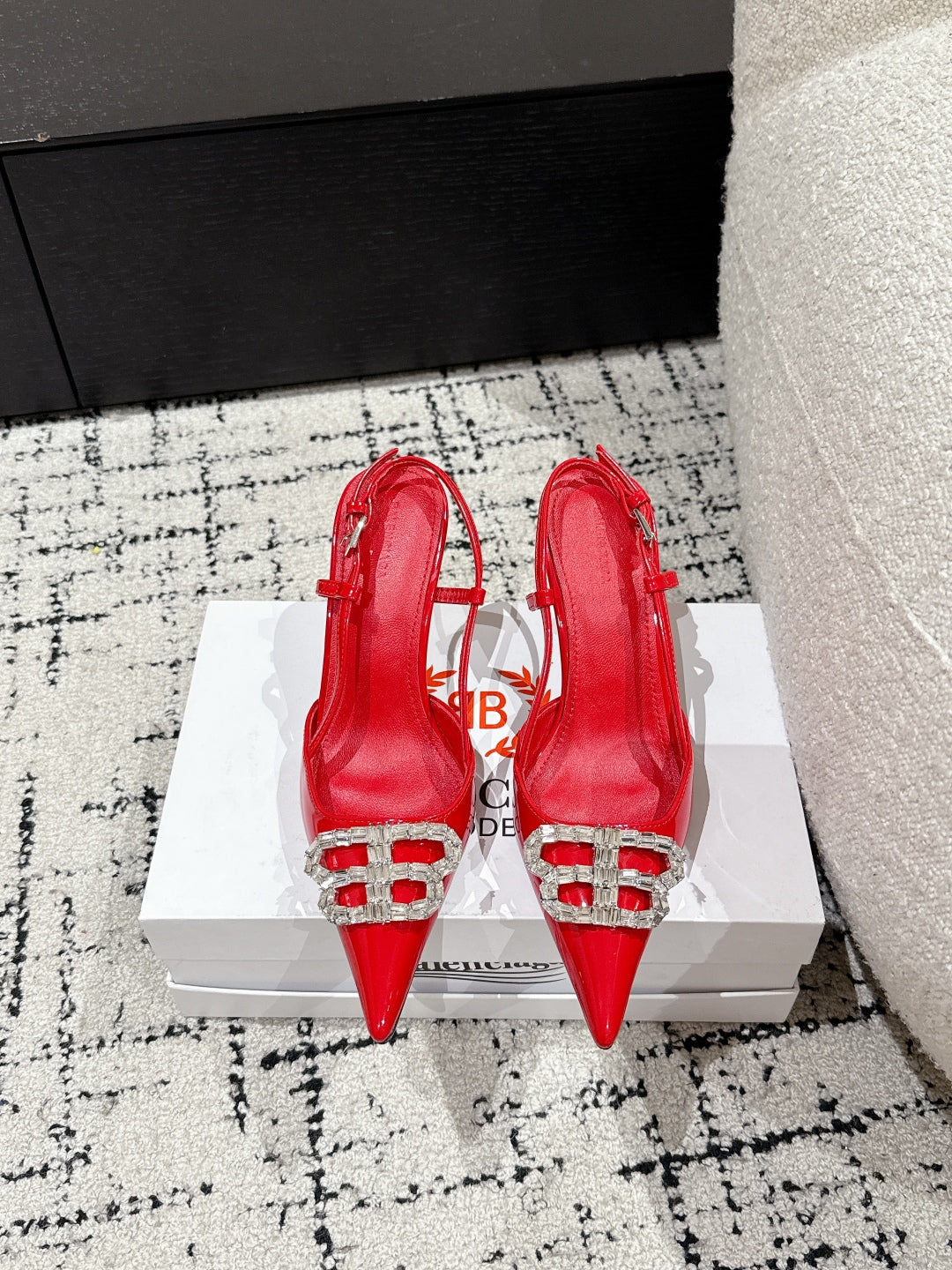 POINTED HIGH SLINGBACK IN RED PATENT CALFSKIN WITH CRYSTAL BUCKLE - 34