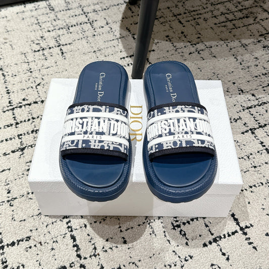 ШЛЬОПАНЦІ DIOR 25S ІЗ ЗАПИЛЕНОЇ ТЕМНО-СИНЬОЇ ШКІРИ ЯГНЯТИ ТА ТКАНИНИ З ЛОГОТИПОМ БРЕНДУ, СТИЛЬ 2 - 35