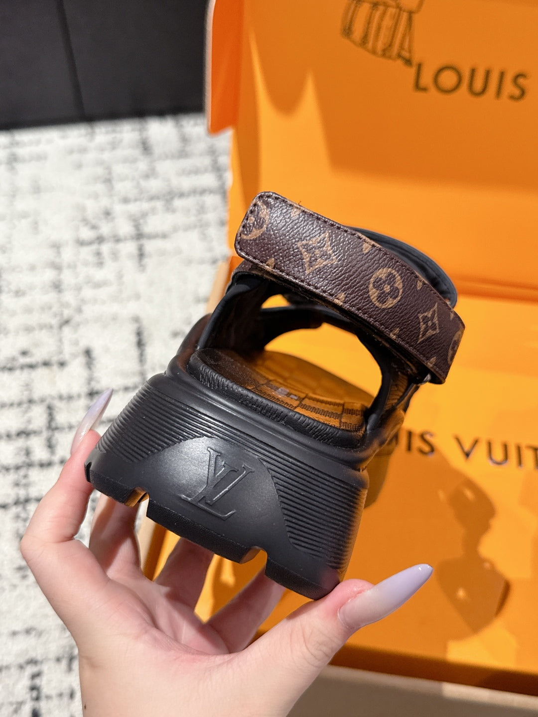 LV WEDGE SANDALS 25S 55 MM IN BLACK CALFSKIN - 35