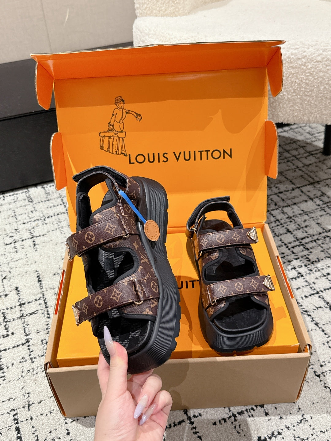 LV WEDGE SANDALS 25S 55 MM IN BROWN AND BLACK CALFSKIN WITH LOGO PATTERN - 35