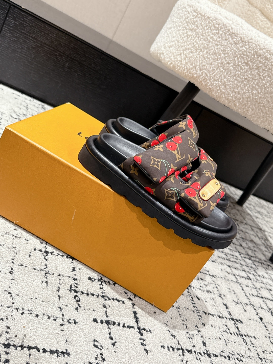LV TWO-STRAP SLIDES 25S IN BROWN FABRIC AND BLACK CALFSKIN - 35
