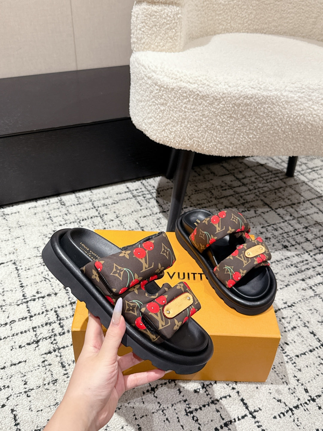 LV TWO-STRAP SLIDES 25S IN BROWN FABRIC AND BLACK CALFSKIN - 35