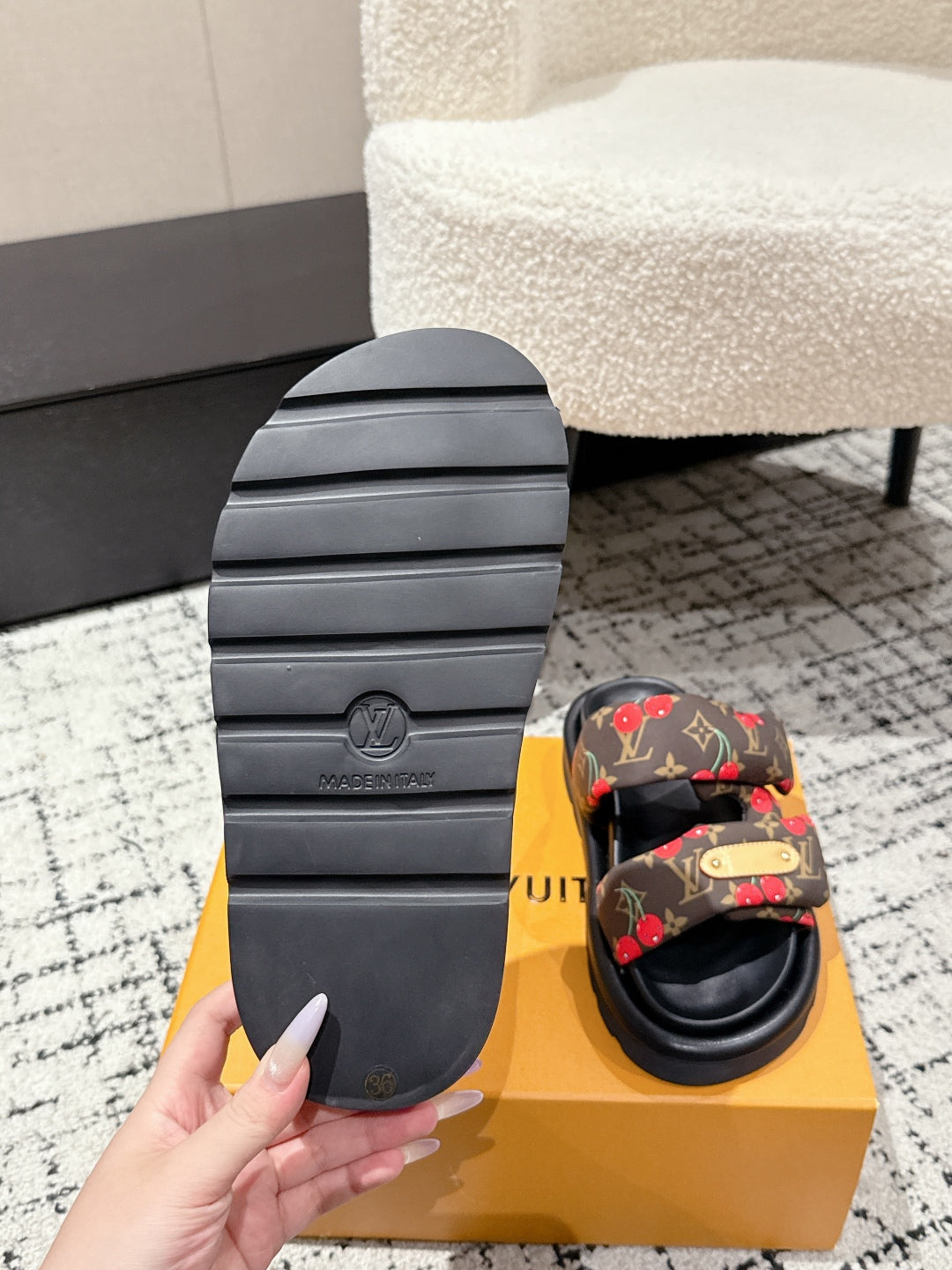 LV TWO-STRAP SLIDES 25S IN BROWN FABRIC AND BLACK CALFSKIN - 35