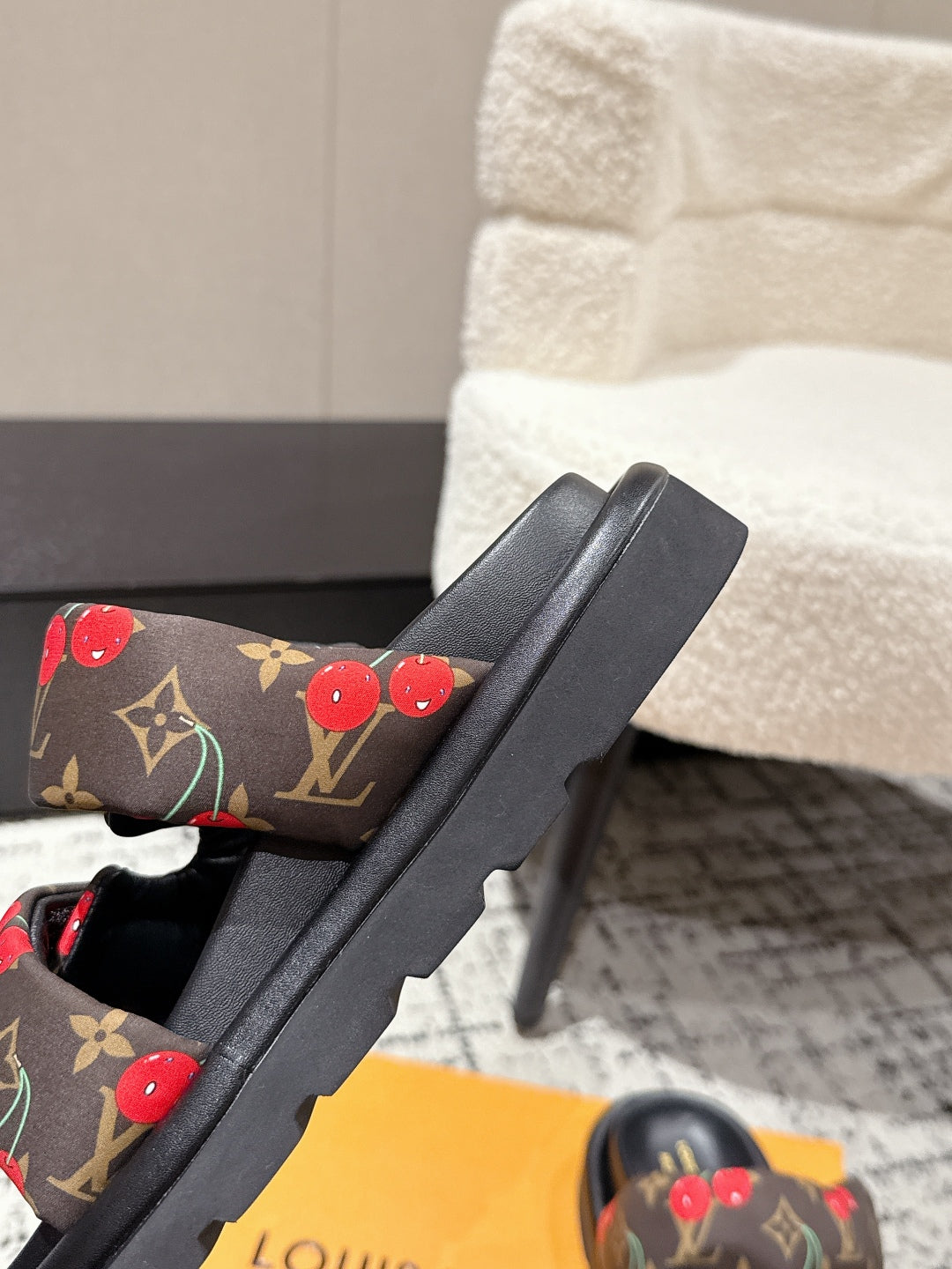 LV TWO-STRAP SLIDES 25S IN BROWN FABRIC AND BLACK CALFSKIN - 35
