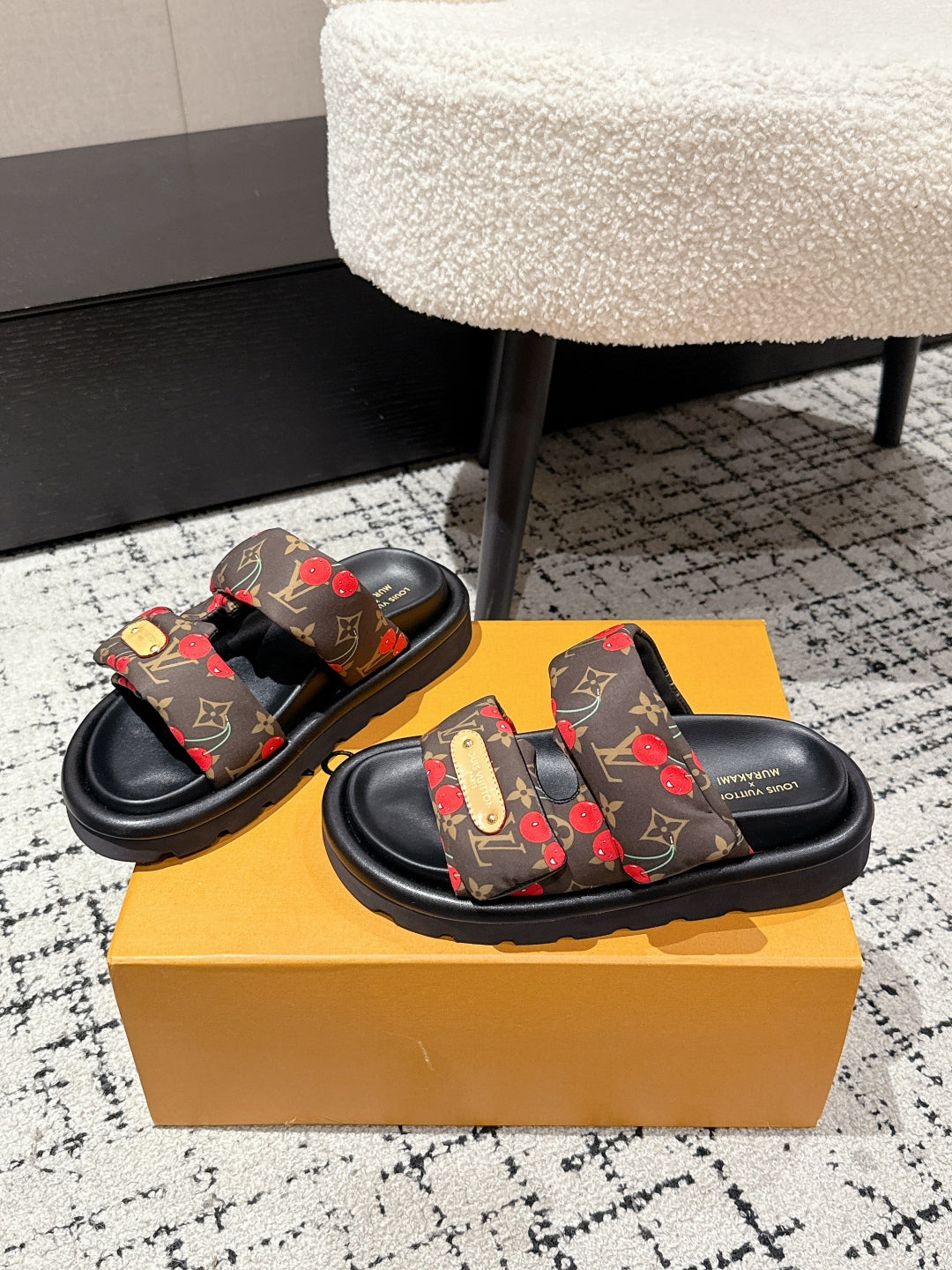 LV MIAMI-STYLE SANDALS 25S IN BROWN FABRIC AND BLACK CALFSKIN - 35