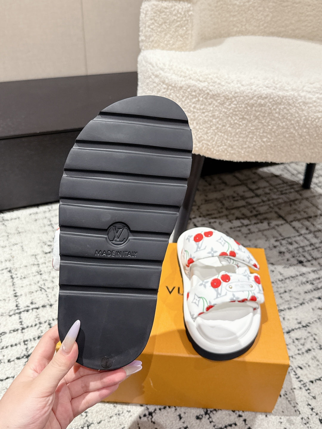LV TWO-STRAP SLIDES 25S IN WHITE FABRIC AND CALFSKIN - 35