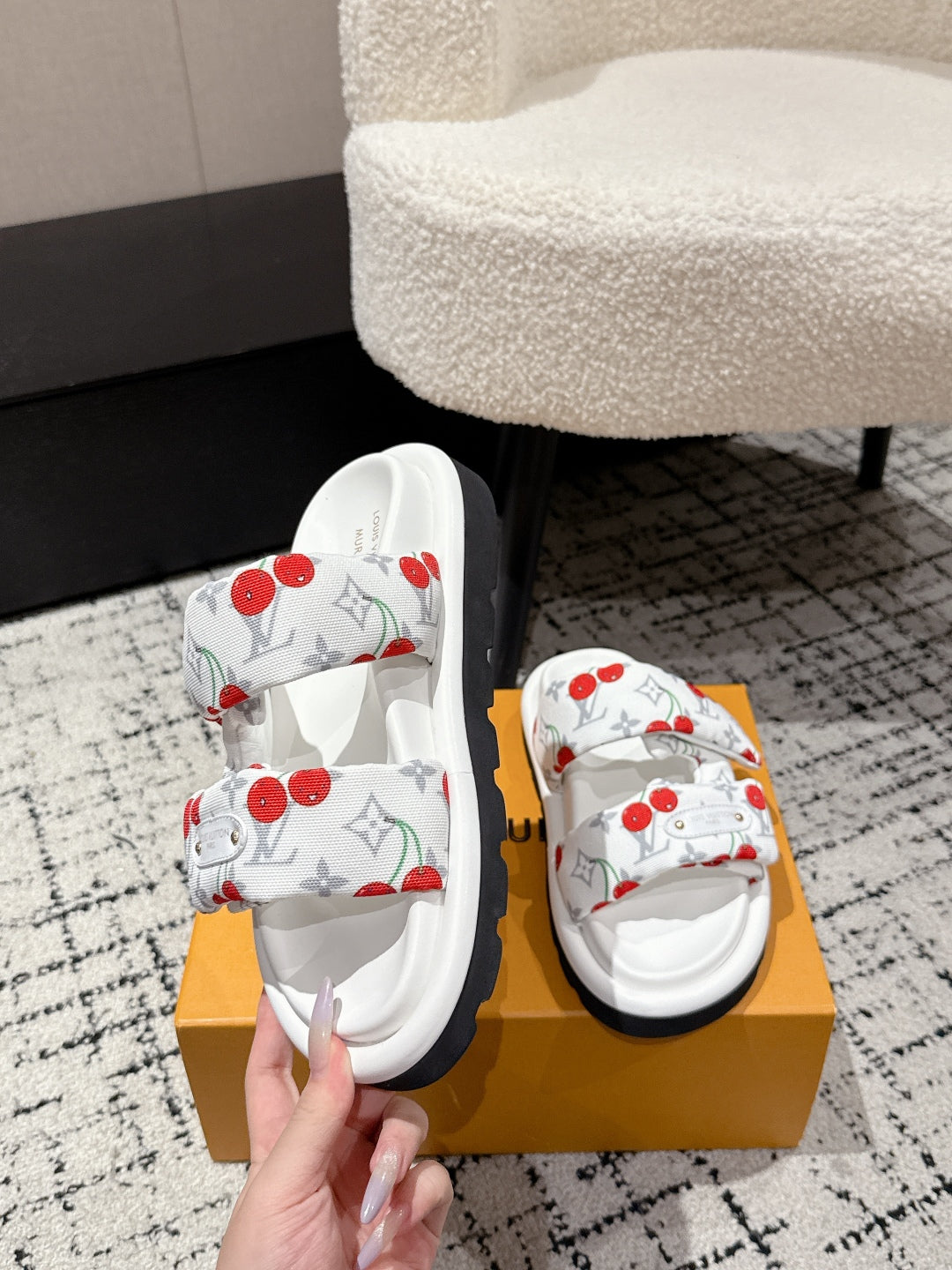LV MIAMI-STYLE SANDALS 25S IN WHITE FABRIC AND CALFSKIN - 35