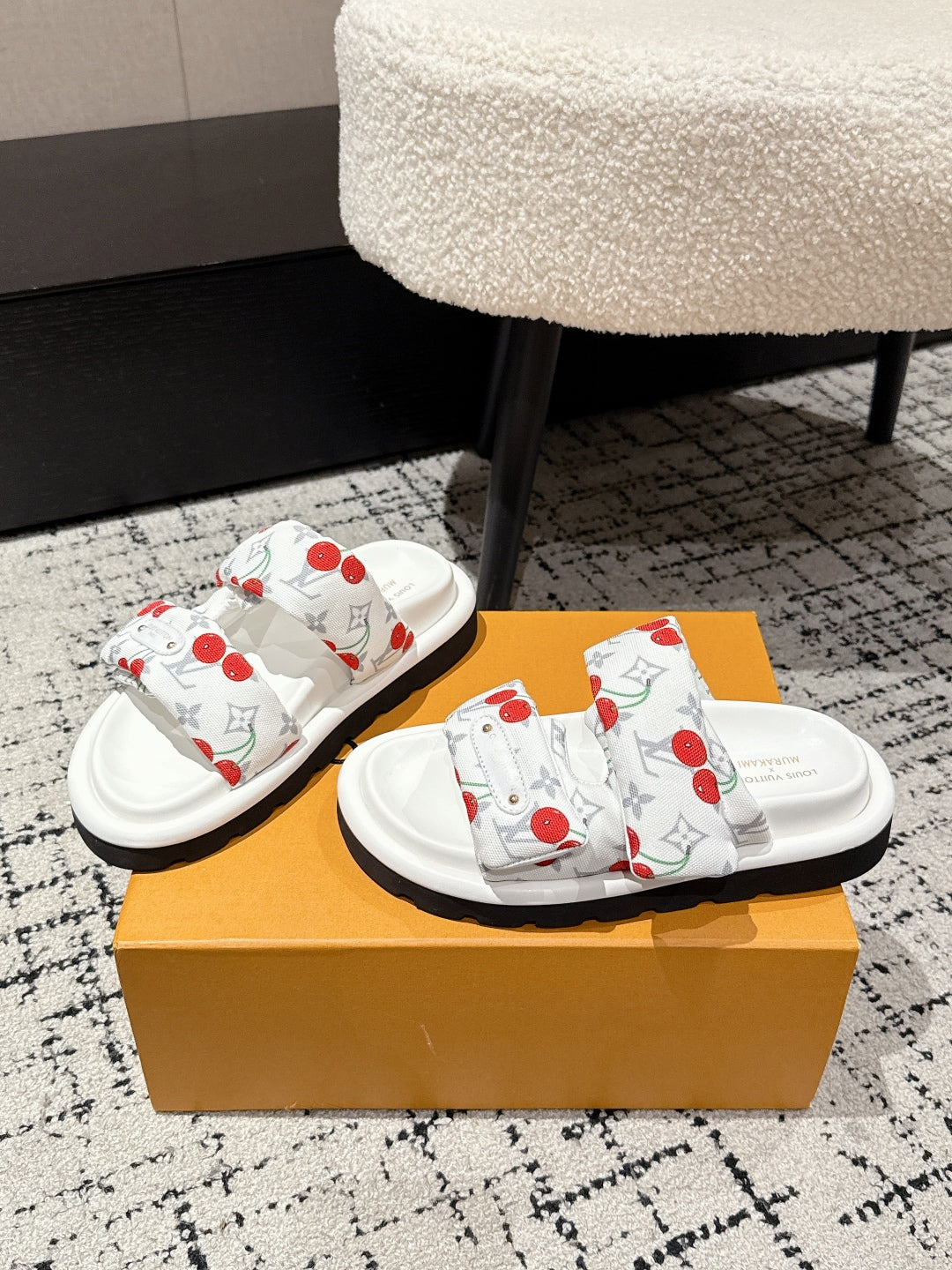 LV MIAMI-STYLE SANDALS 25S IN WHITE FABRIC AND CALFSKIN - 35