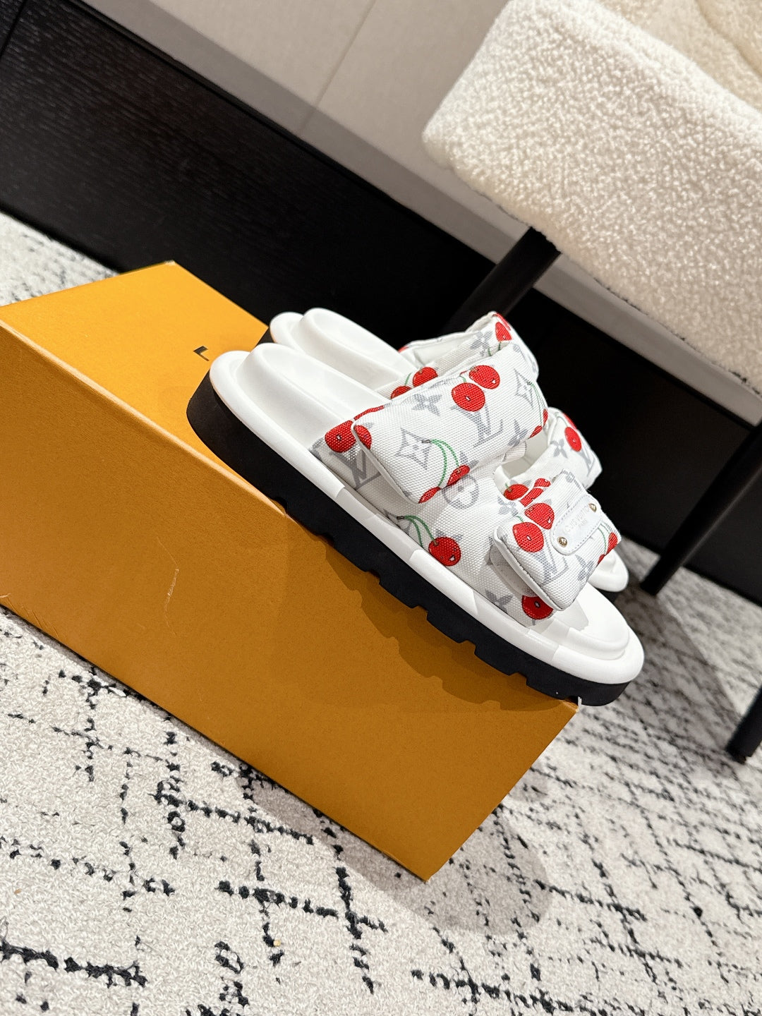 LV MIAMI-STYLE SANDALS 25S IN WHITE FABRIC AND CALFSKIN - 35