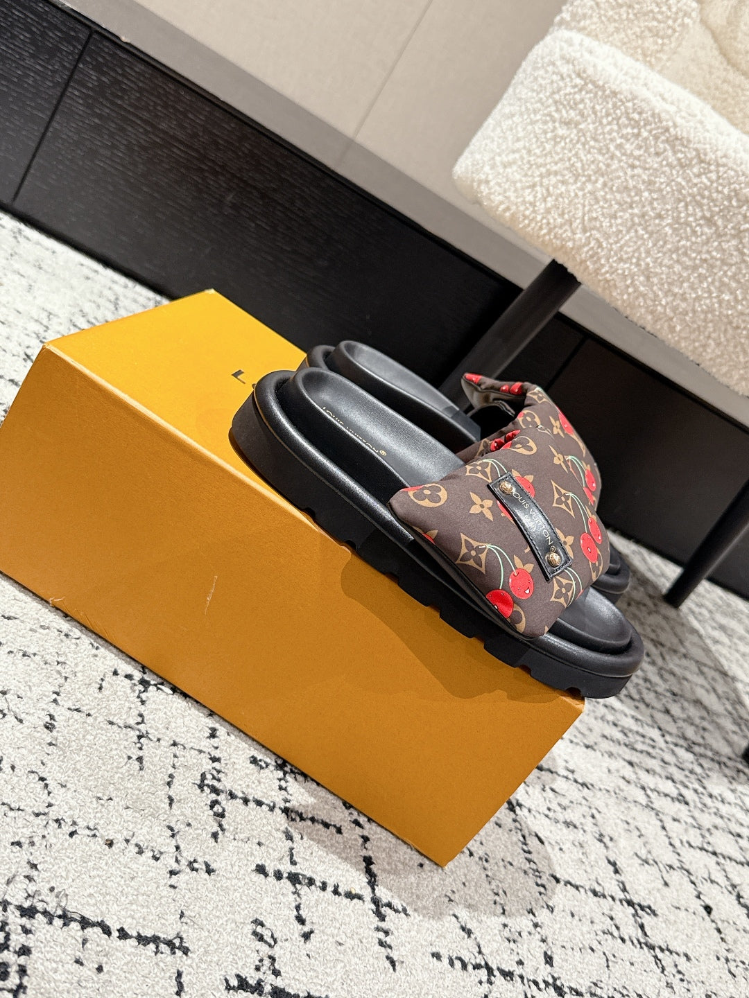 LV MIAMI-STYLE SANDALS 25S IN BROWN FABRIC AND BLACK CALFSKIN - 35