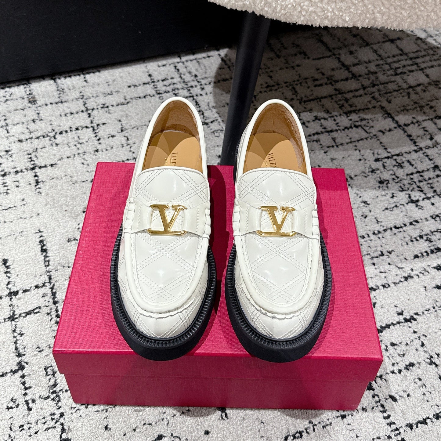 VLTN LOAFER 25S IN CREAM WHITE CALFSKIN WITH GOLD HARDWARE - 35
