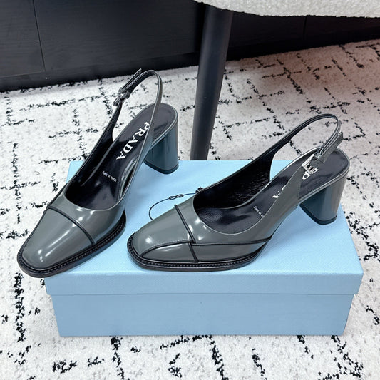 БОСОНІЖКИ PRADA 26S SLINGBACK 70 ММ З ЛАКОВАНОЇ ТЕЛЯЧОЇ ШКІРИ СТАЛЕВО-СІРОГО КОЛЬОРУ