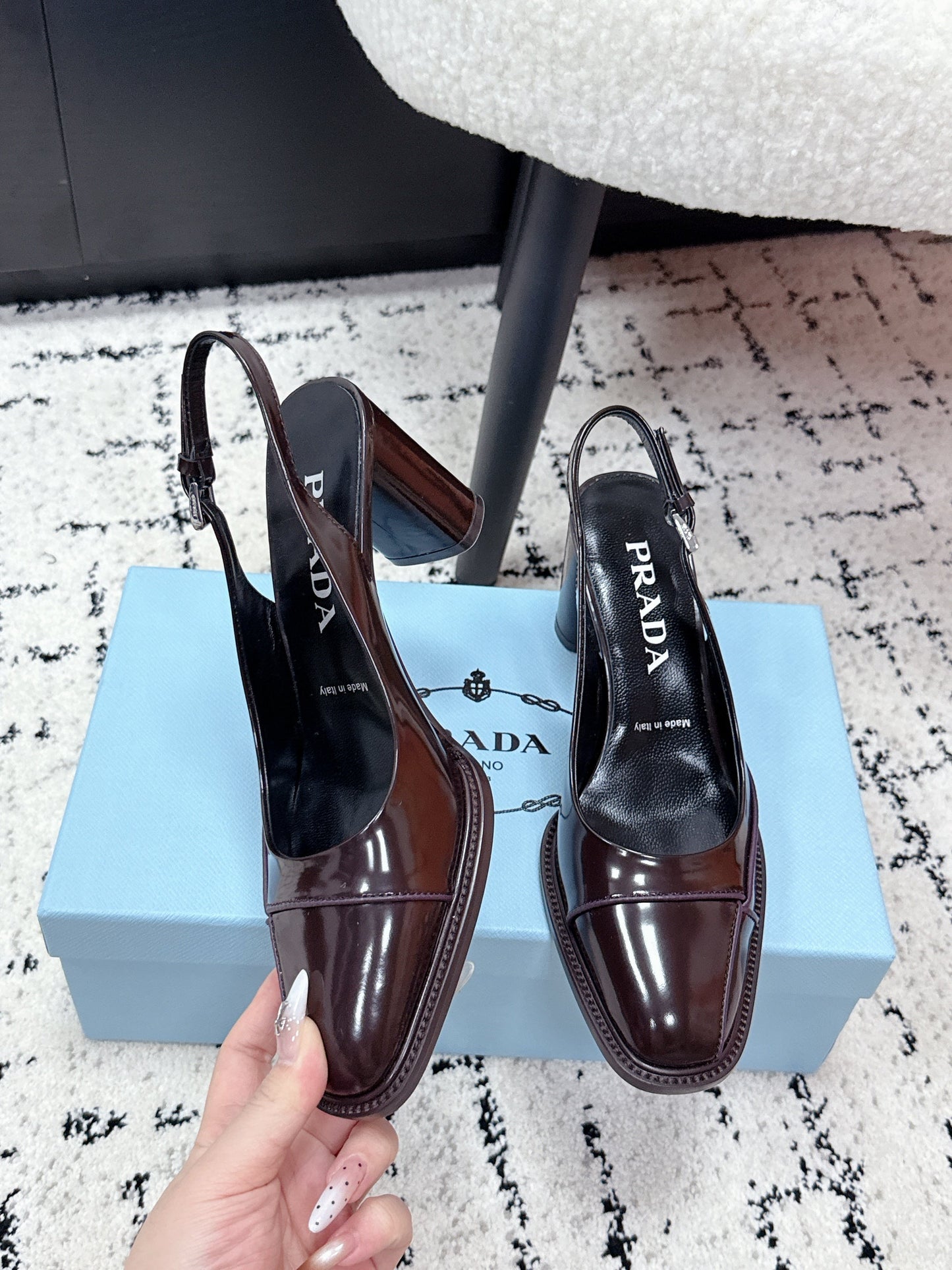 Босоніжки-слінгбеки PRADA 26S, 70 мм, з темно-коричневої лакованої телячої шкіри