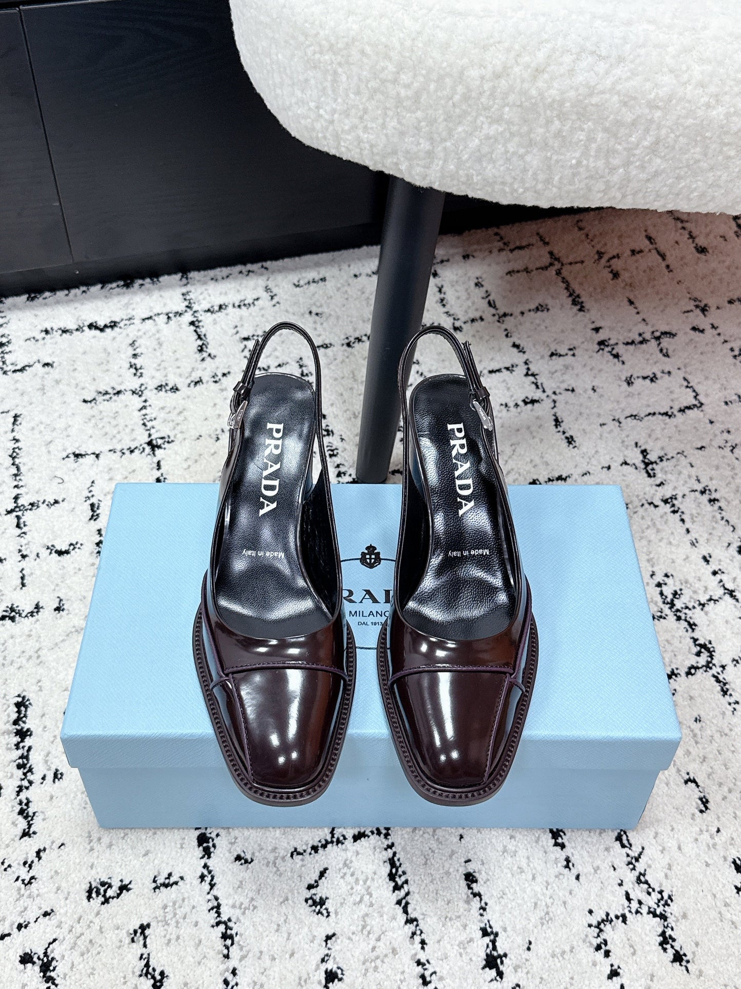 Босоніжки-слінгбеки PRADA 26S, 70 мм, з темно-коричневої лакованої телячої шкіри
