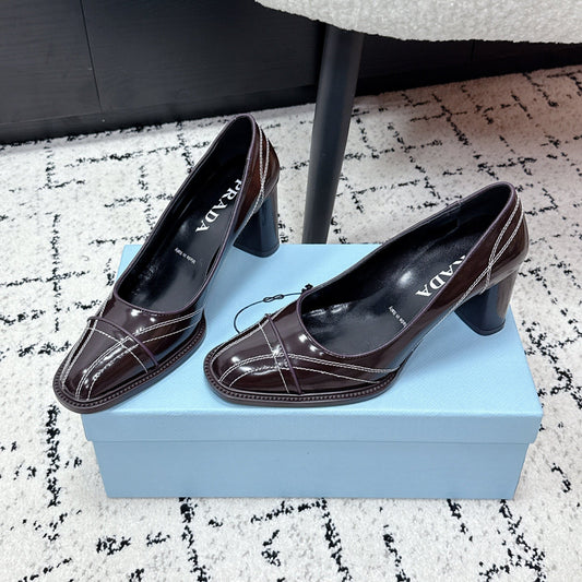 ЖІНОЧІ ТУФЛІ PRADA 26S НА ВИСОКИХ ПІДБОРАХ 70 ММ У СТИЛІ БОУЛІНГ З ТЕМНО-КОРИЧНЕВОЇ ГЛЯНЦЕВОЇ ТЕЛЯЧОЇ ШКІРИ
