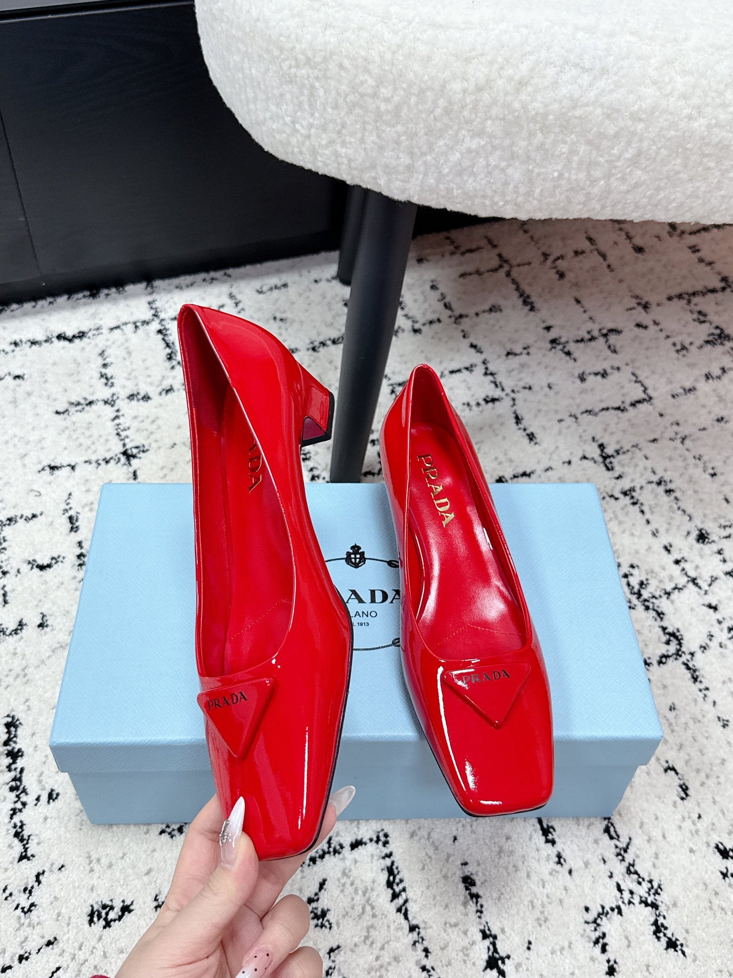 PRADA 26S SQUARE-TOE HIGH HEELS 35MM IN DARK RED PATENT CALFSKIN WITH LOGO