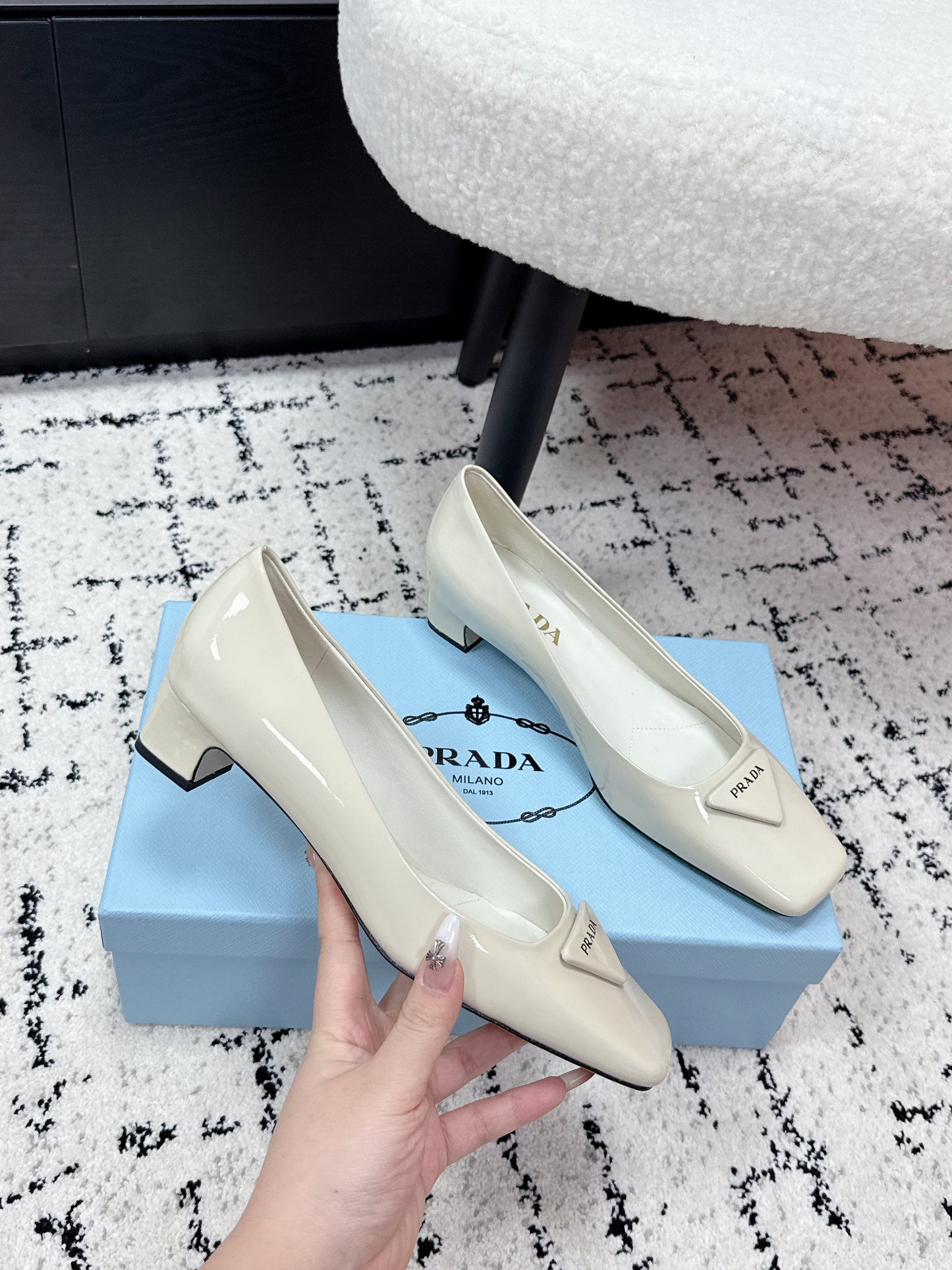 PRADA 26S SQUARE-TOE HIGH HEELS 35MM IN CREAM WHITE PATENT CALFSKIN WITH LOGO