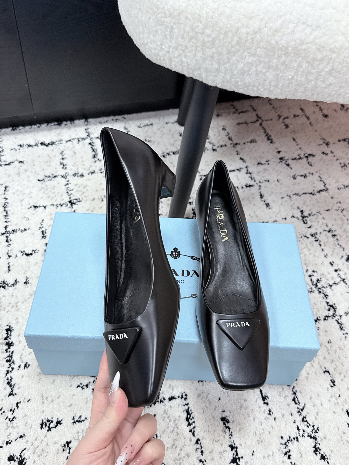 ВИСОКІ ТУФЛІ PRADA 26S З КВАДРАТНИМ НОСКОМ 35 ММ З ЧОРНОЇ БЛИСКУЧОЇ ТЕЛЯЧОЇ ШКІРИ З ЛОГОТИПОМ