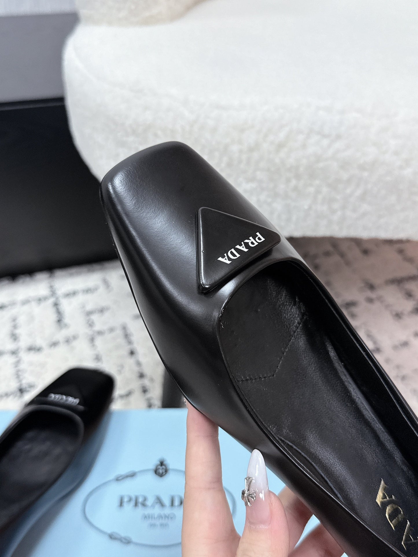 ВИСОКІ ТУФЛІ PRADA 26S З КВАДРАТНИМ НОСКОМ 35 ММ З ЧОРНОЇ БЛИСКУЧОЇ ТЕЛЯЧОЇ ШКІРИ З ЛОГОТИПОМ