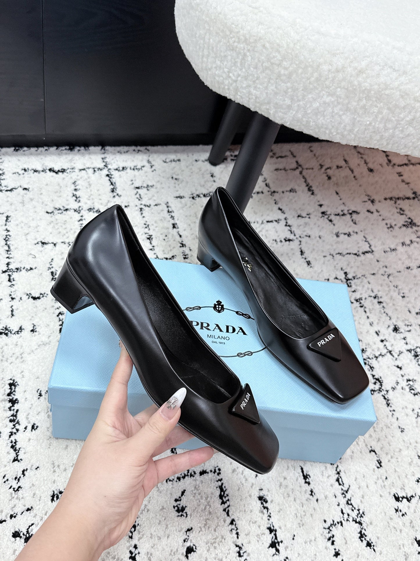 ВИСОКІ ТУФЛІ PRADA 26S З КВАДРАТНИМ НОСКОМ 35 ММ З ЧОРНОЇ БЛИСКУЧОЇ ТЕЛЯЧОЇ ШКІРИ З ЛОГОТИПОМ