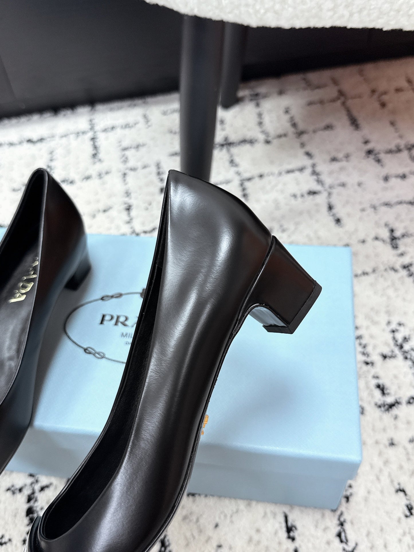 ВИСОКІ ТУФЛІ PRADA 26S З КВАДРАТНИМ НОСКОМ 35 ММ З ЧОРНОЇ БЛИСКУЧОЇ ТЕЛЯЧОЇ ШКІРИ З ЛОГОТИПОМ