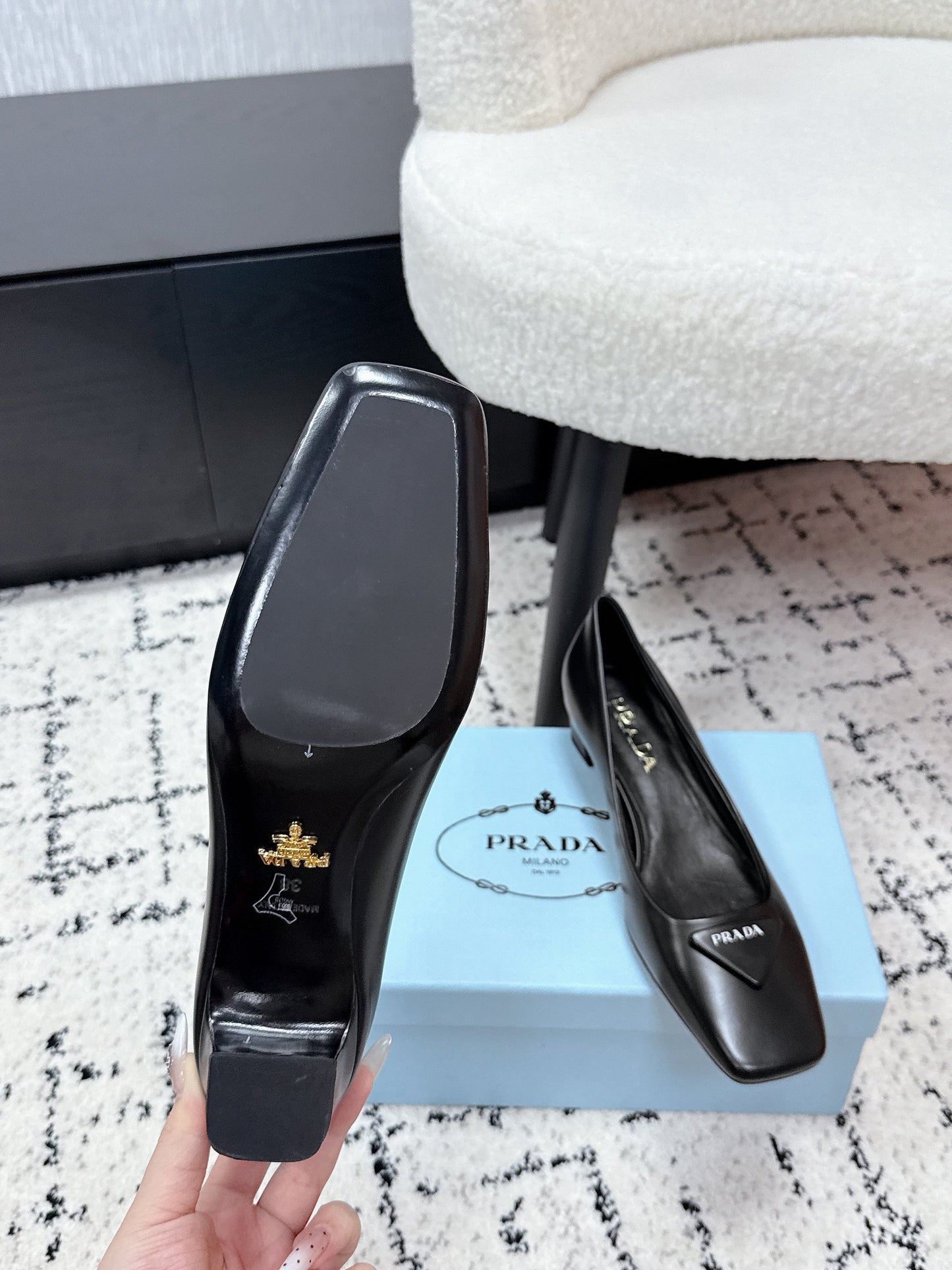 ВИСОКІ ТУФЛІ PRADA 26S З КВАДРАТНИМ НОСКОМ 35 ММ З ЧОРНОЇ БЛИСКУЧОЇ ТЕЛЯЧОЇ ШКІРИ З ЛОГОТИПОМ