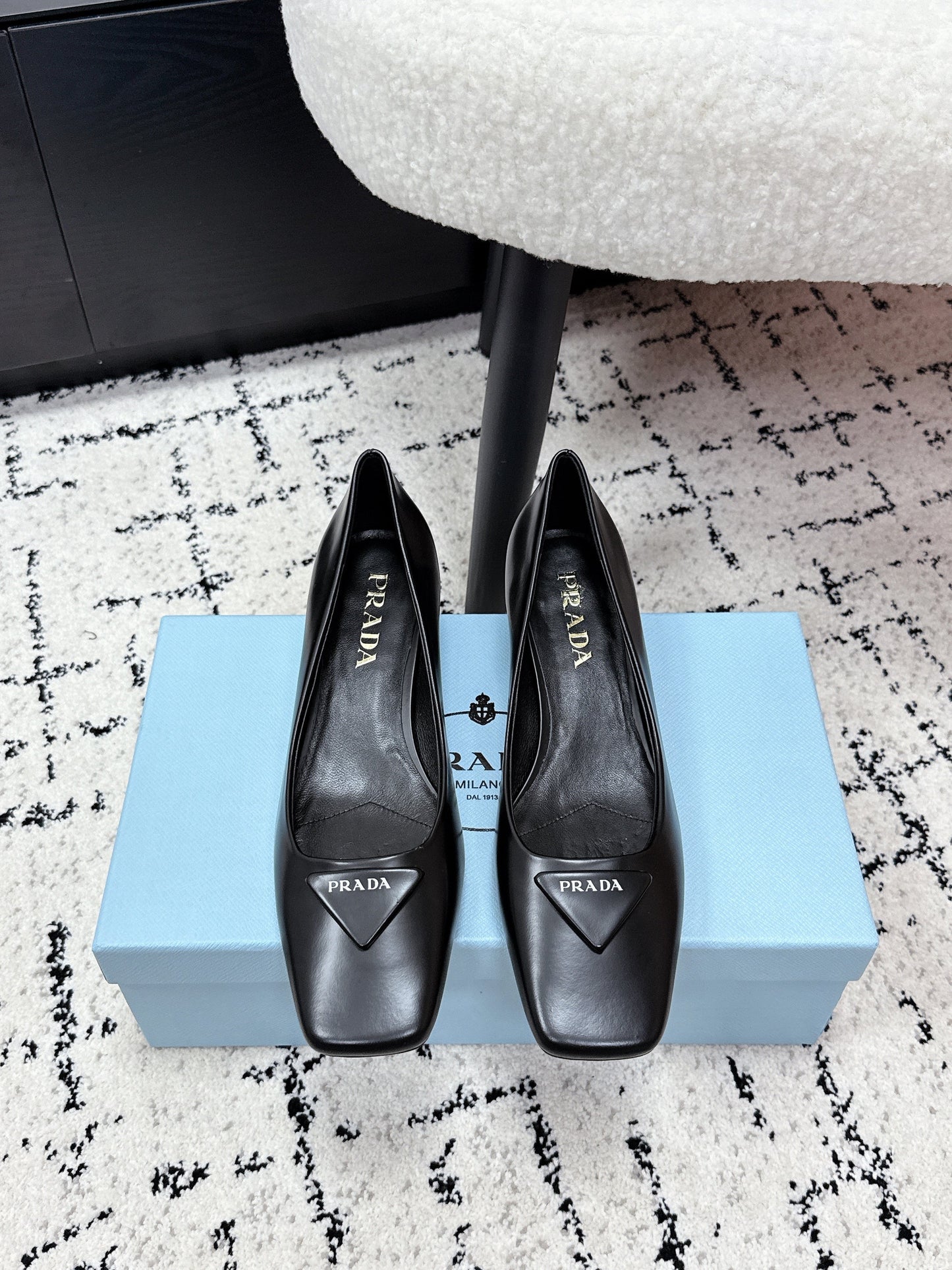 ВИСОКІ ТУФЛІ PRADA 26S З КВАДРАТНИМ НОСКОМ 35 ММ З ЧОРНОЇ БЛИСКУЧОЇ ТЕЛЯЧОЇ ШКІРИ З ЛОГОТИПОМ