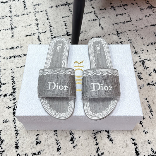 ШЛЬОПАНЦІ DIOR 26S СІРОГО КОЛЬОРУ З ТИСНЕНОЮ ВИШИВКОЮ OBLIQUE LACE