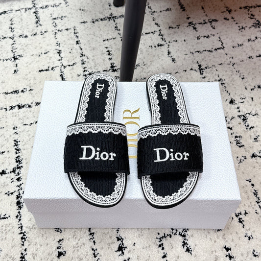 ШЛЬОПАНЦІ DIOR 26S З ЧОРНО-БІЛОЮ ВИШИВКОЮ З ОБ'ЄМНОГО МЕРЕЖИВА ОБЛІК