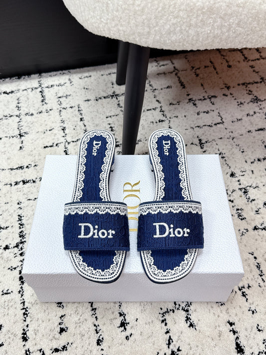 ШЛЬОПАНЦІ DIOR 26S НА ВИСОКИХ ПІДБОРАХ СИНЬОГО КОЛЬОРУ З ТИСНЕНОЮ ВИШИВКОЮ OBLIQUE