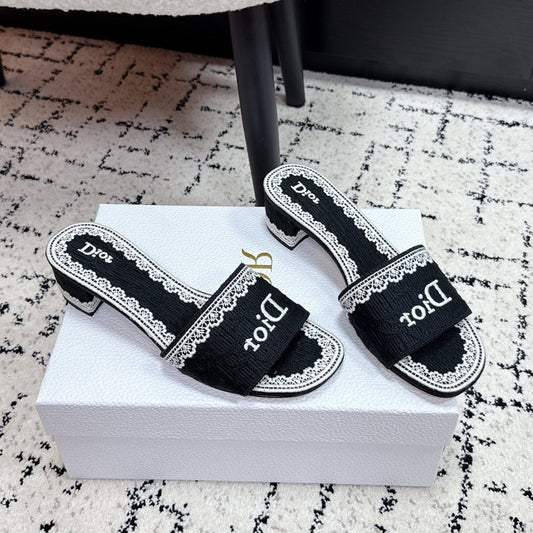 ШЛЬОПАНЦІ DIOR 26S НА ВИСОКИХ ПІДБОРАХ З ЧОРНО-БІЛИМ РЕЛЬЄФНИМ МЕРЕЖИВОМ У ВІЗЕРУНКУ OBLIQUE