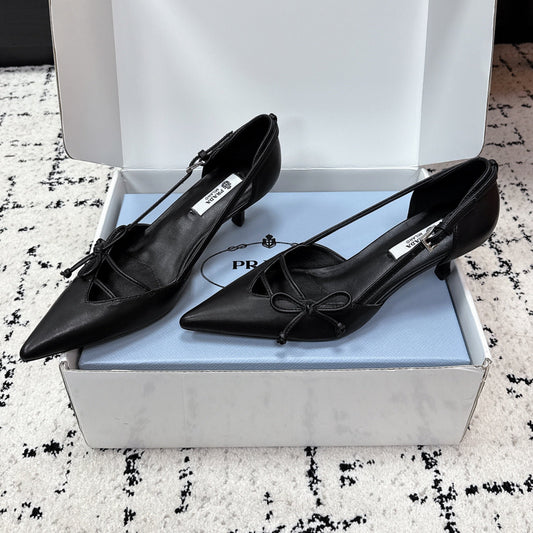 Tуфлі-човники PRADA 26S З ГОСТРИМ НОСКОМ НА ПІДБОРАХ 55 ММ ІЗ ЧОРНОЇ ТЕЛЯЧОЇ ШКІРИ З БАНТОМ