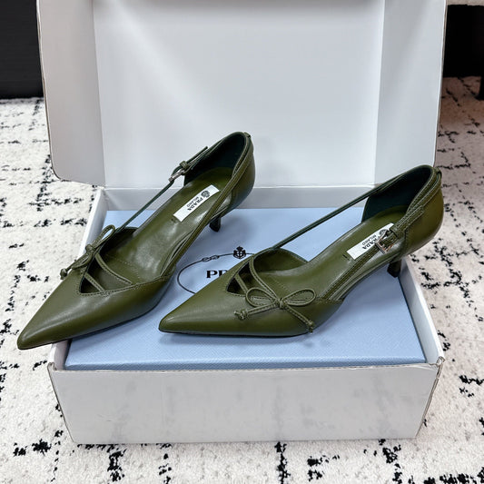 ЗАГОСТРЕНІ ТУФЛІ PRADA 26S НА ВИСОКОМУ КАБЛУЦІ 55 ММ З ТЕМНО-ОЛИВКОВОЇ ТЕЛЯЧОЇ ШКІРИ З БАНТОМ