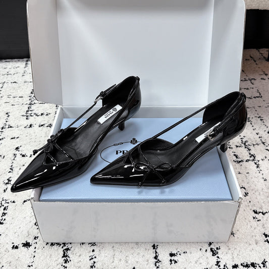 Туфлі PRADA 26S на підборах 55 мм з гострим носком з чорної лакованої телячої шкіри з бантом