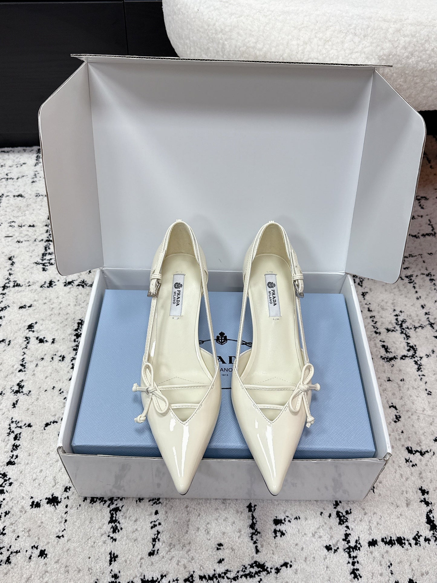 ТУФЛІ-ЧОВНИКИ PRADA 26S З ГОСТРИМ НОСКОМ НА ПІДБОРАХ 55 ММ З ТЕЛЯЧОЇ ШКІРИ КОЛЬОРУ СЛОНОВОЇ КІСТКИ З БАНТОМ
