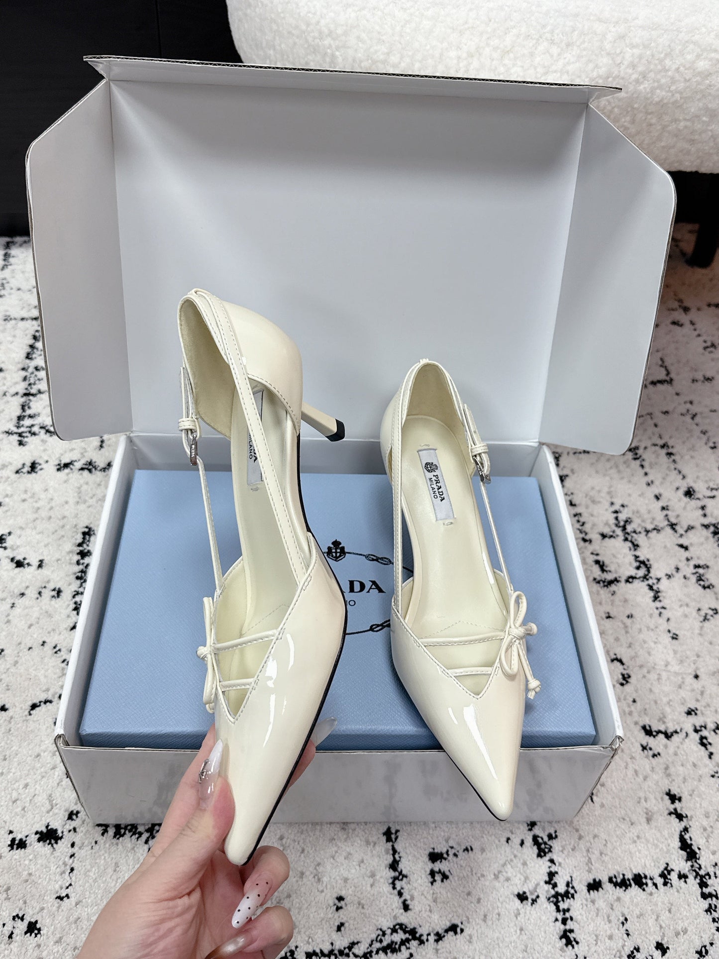 ТУФЛІ-ЧОВНИКИ PRADA 26S З ГОСТРИМ НОСКОМ НА ПІДБОРАХ 55 ММ З ТЕЛЯЧОЇ ШКІРИ КОЛЬОРУ СЛОНОВОЇ КІСТКИ З БАНТОМ