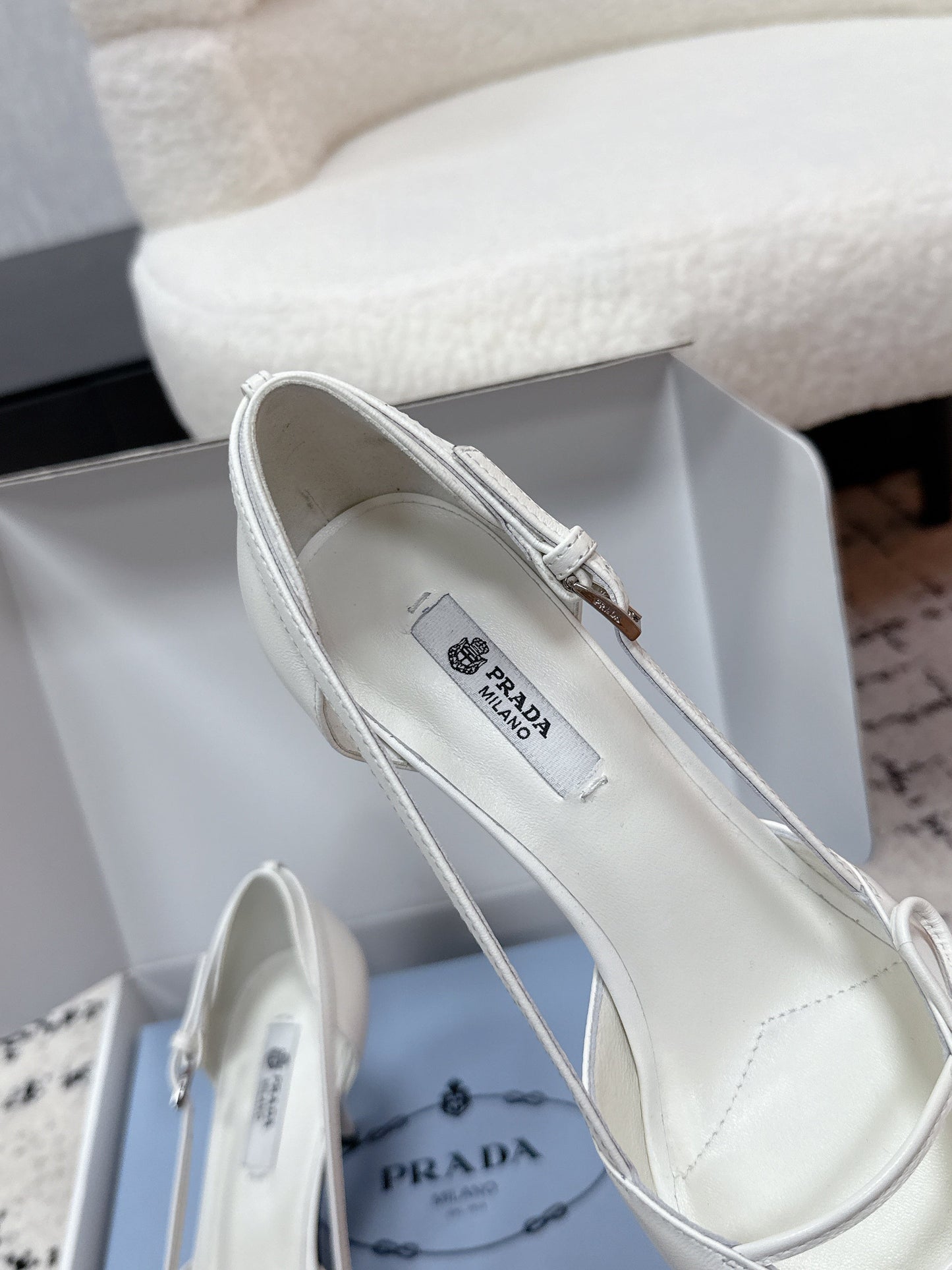 PRADA 26S POINTED-TOE HIGH HEELS 75MM IN WHITE CALFSKIN WITH BOW