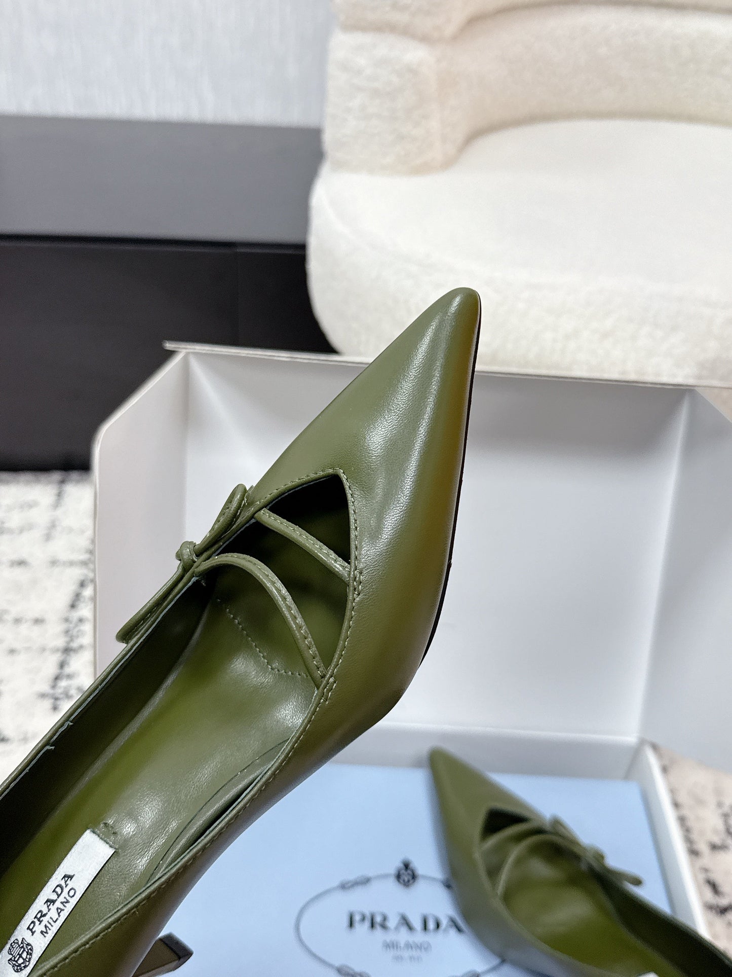 PRADA 26S Гостроносі туфлі-човники на підборах 75 мм з темно-оливкової телячої шкіри
