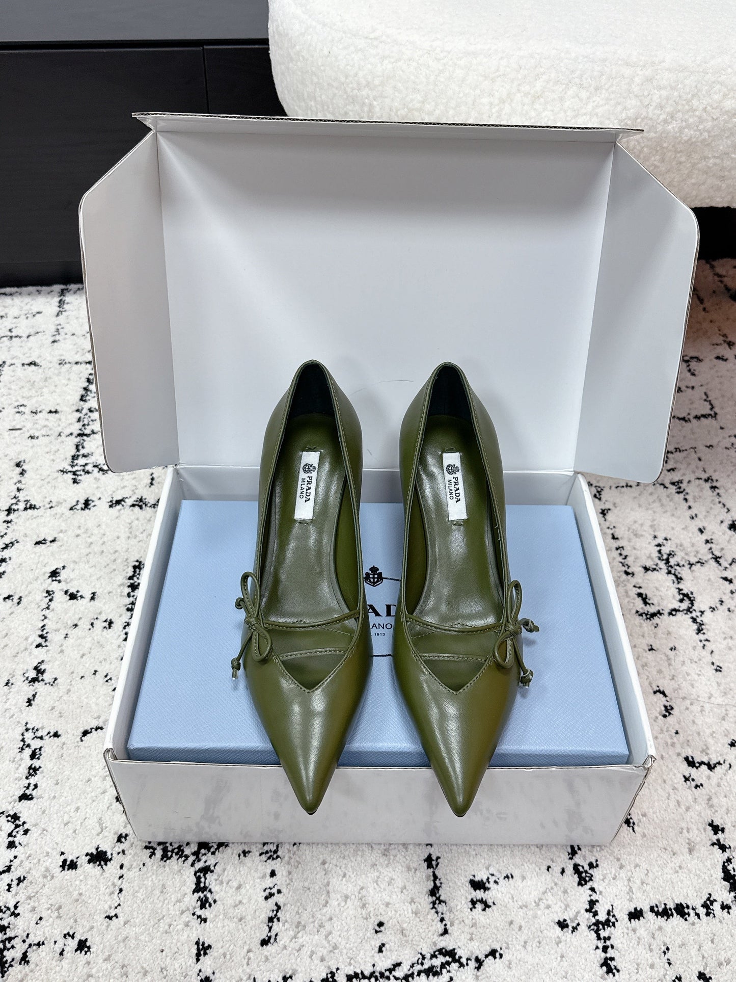 PRADA 26S Гостроносі туфлі-човники на підборах 75 мм з темно-оливкової телячої шкіри