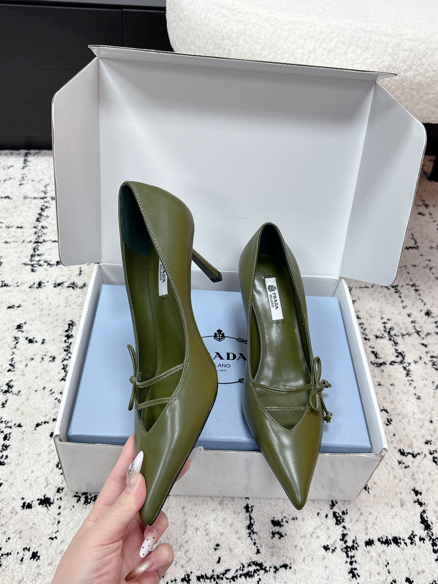 PRADA 26S Гостроносі туфлі-човники на підборах 75 мм з темно-оливкової телячої шкіри