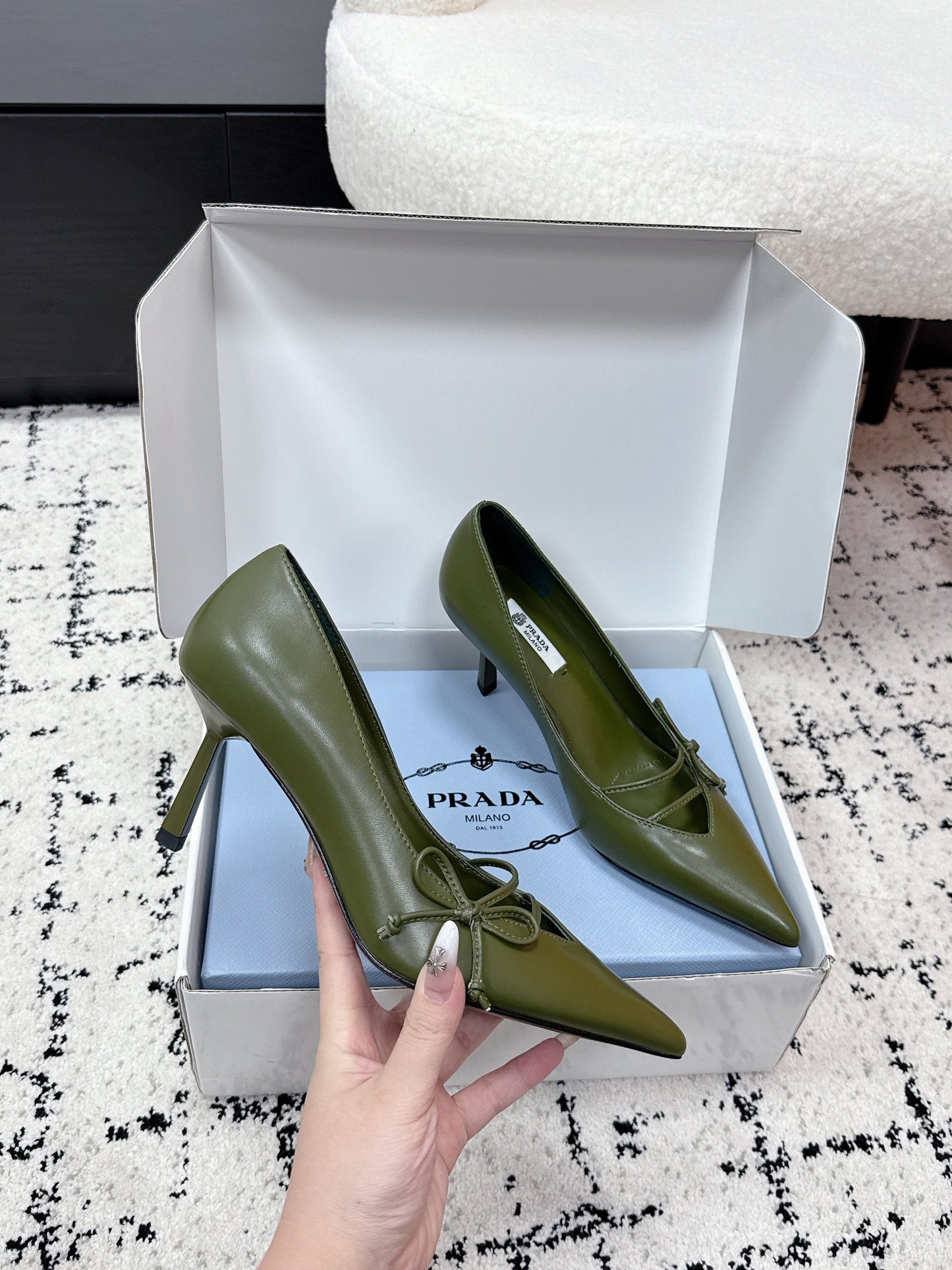 PRADA 26S Гостроносі туфлі-човники на підборах 75 мм з темно-оливкової телячої шкіри
