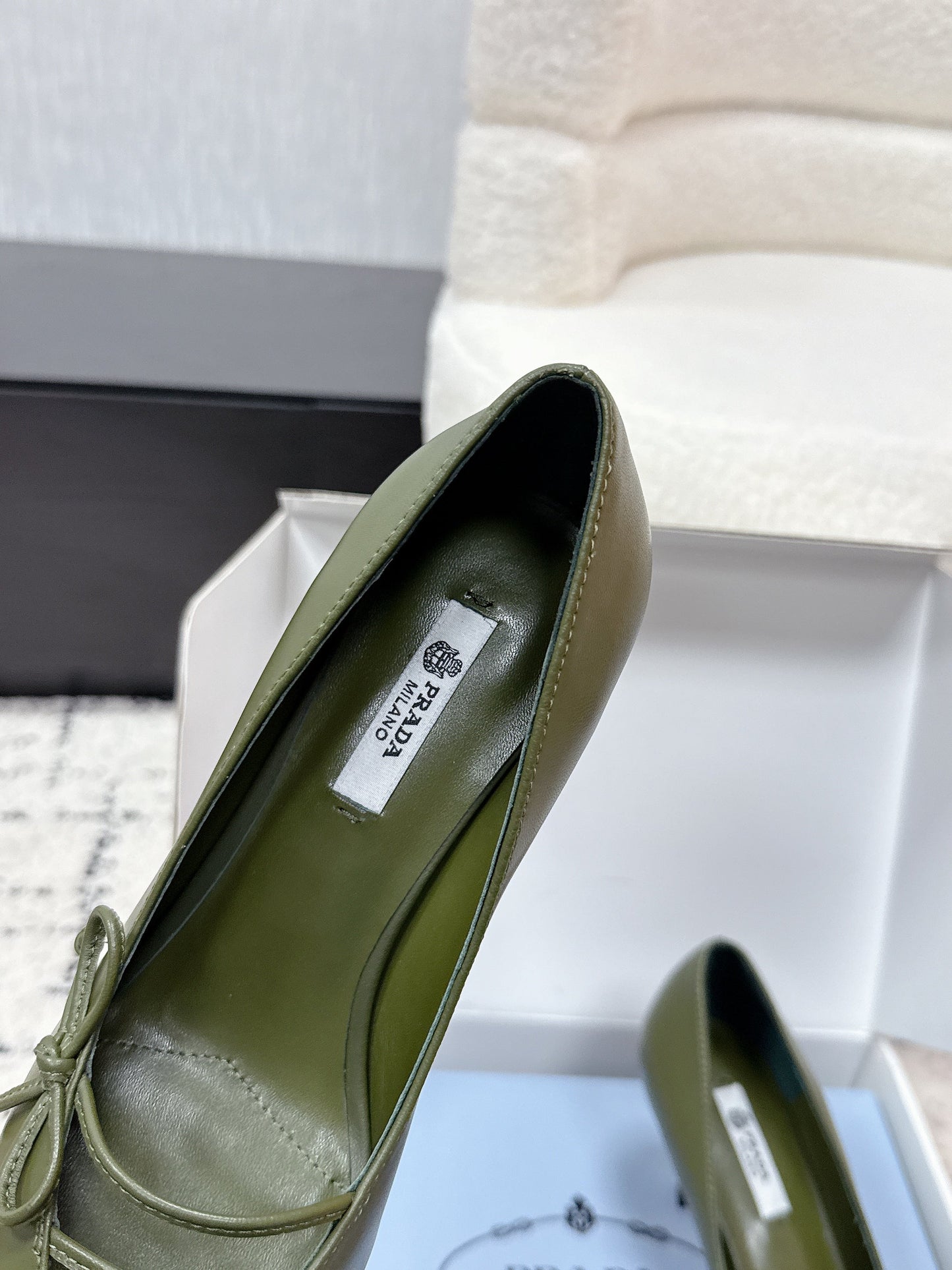 PRADA 26S Гостроносі туфлі-човники на підборах 75 мм з темно-оливкової телячої шкіри