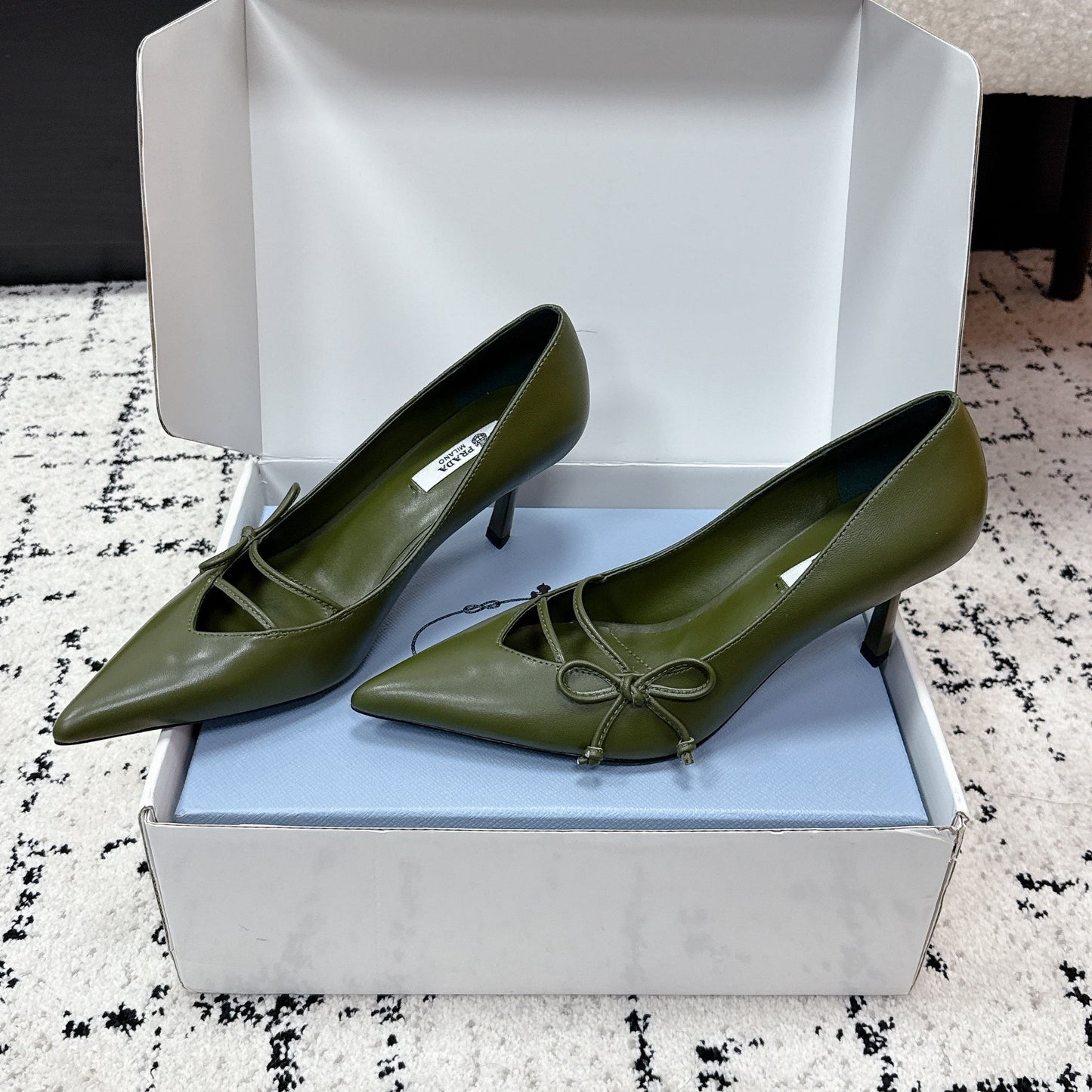PRADA 26S Гостроносі туфлі-човники на підборах 75 мм з темно-оливкової телячої шкіри